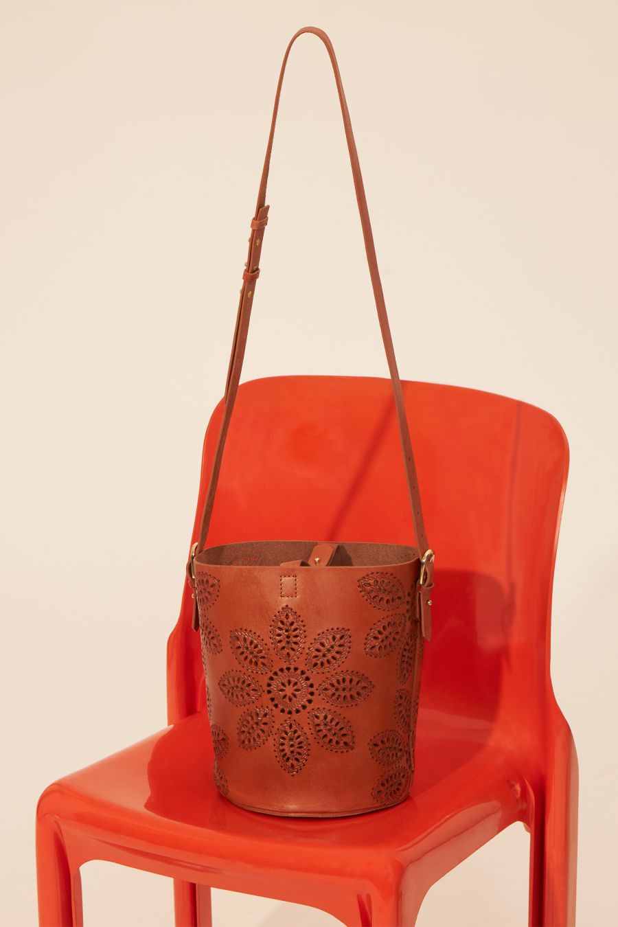 Antikbatik Joan leather bucket bag